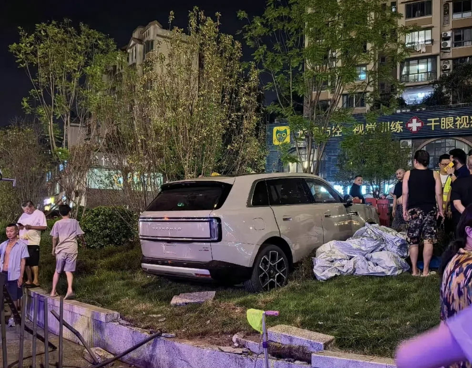 #试驾小米澎程误操作用户已锁单# 接着上次的话题，我之前就说大家没必要阴谋论，人家就是一时间慌了神，错把油门当刹车。现在人家转手就订了一台澎程，这也恰恰说明了这件事没有什么好阴谋论的

我之前和大家分析过，这花坛的高度在人的大腿之上，半米绝对是有的。这辆车在上花坛的时候，车速大概在四 ​
