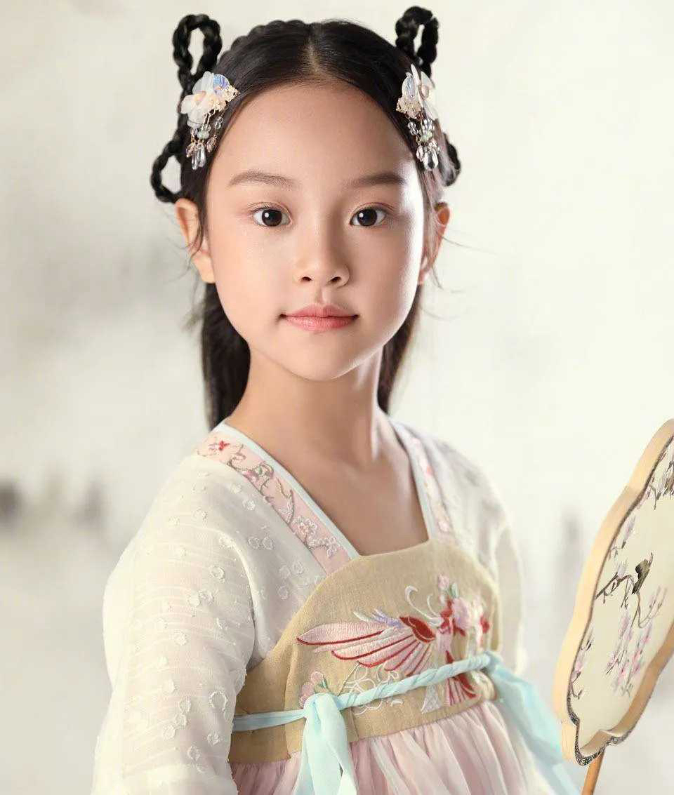 古装偶像剧（古偶） 甜馨曾拍摄过一组古风写真，身穿杏色印花旗袍、梳着麻花辫，被评价为宛如“古代教养严格的大家闺秀”，展现出了从甜美到酷帅的风格转变。如果未来五官长开，她的气质去演古装剧里灵动俏皮或端庄温婉的角色，会非常有看点。