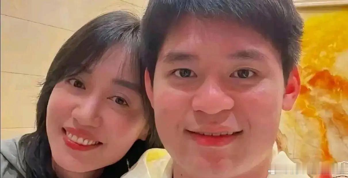 亲密无间、亲梅竹马！这才是林诗栋亚运3金后休假不回家的原因，和她的真实关系曝光了

名古屋亚运会打完，林诗栋怀里揣着三金一银回到海南，没先回儋州老家，也没先去接受采访，第一站直奔三亚南燕乒乓球俱乐部。 接机口人群里站着亲妈，他没先扑过去，而是走到一个头发花白的女人面前，把男单金牌从脖 ​