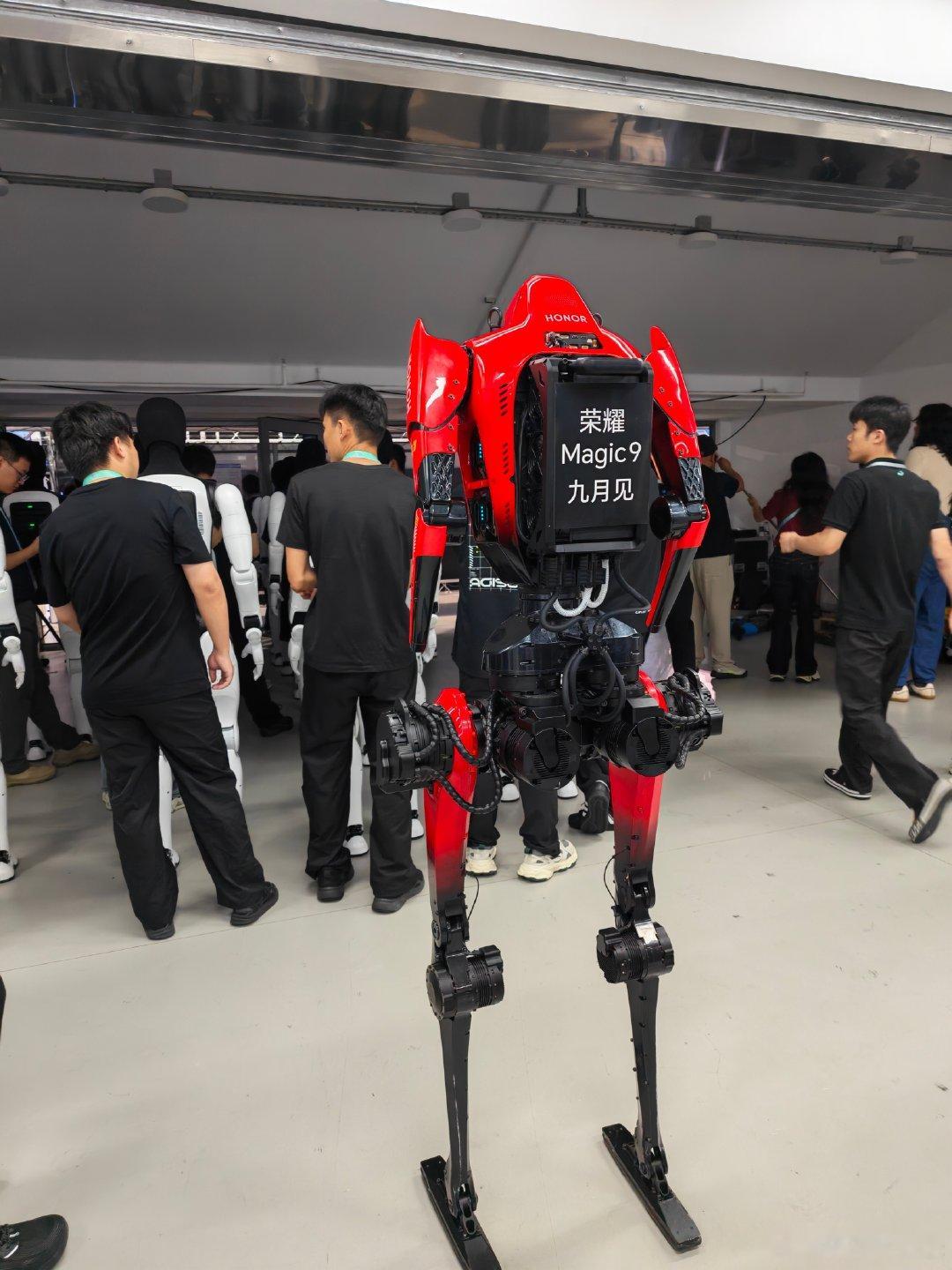 #荣耀机器人9秒32破人类百米世界纪录# 
荣耀一出手就是突破纪录，与荣耀的新logo实在是太契合了[哆啦A梦吃惊]
期待九月份荣耀Magic9系列的表现。
#荣耀CEO祝贺闪电破人类百米世界纪录# ​