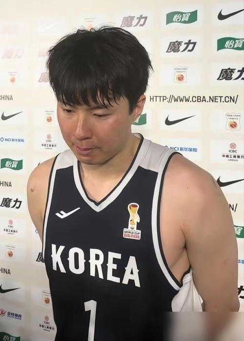 他抢下18个篮板的时候，日本队内线已经没人敢跳了。
9月20日爱知名古屋亚运男篮金牌赛，韩国67比57干翻日本，时隔12年把金牌揣兜里。李贤重首发出战34分钟，27分18篮板3助攻2抢断1盖帽，三分8中5，正负值+12。上半场两边打成28平，第三节韩国一波流拉开8分，末节李贤重连得几分，分差干到1