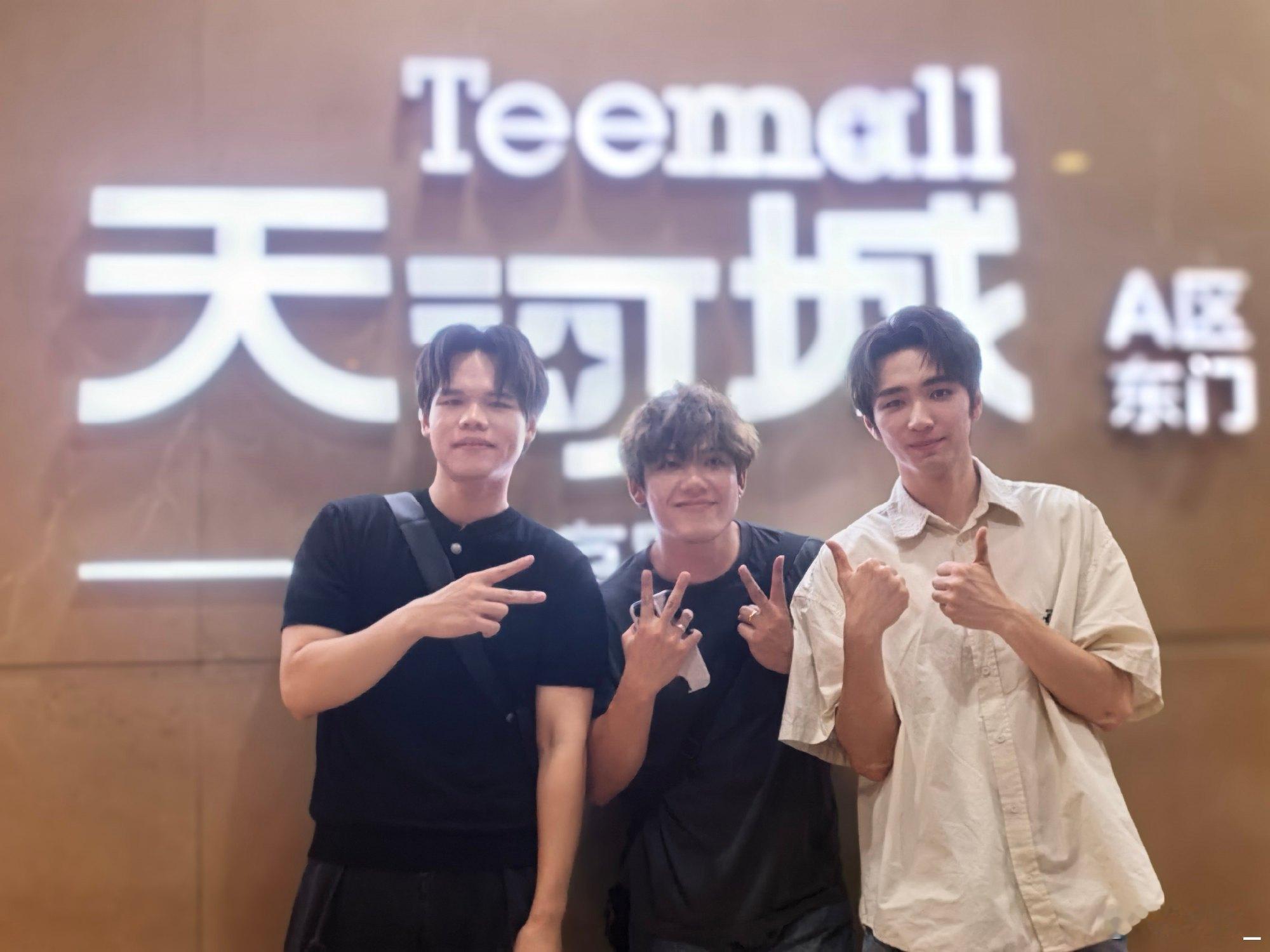 今天画材店SD结束后提了一嘴，三个人来一张合影吧，李俊杰就叫住另外两位...