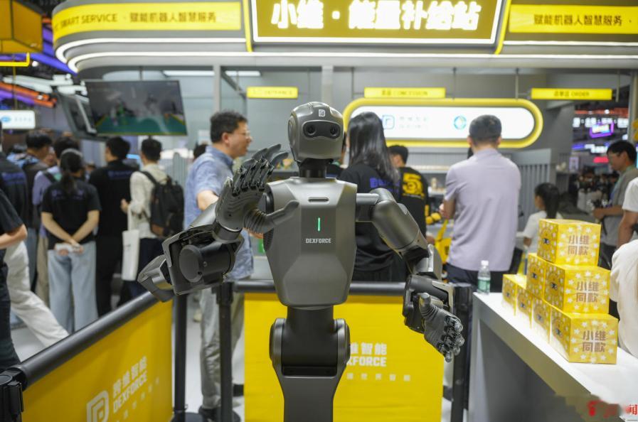 【2026世界机器人大会直击丨“成都造”机器人秀“人机共融”硬实力，外地企业忙落子】

8月20日，2026世界机器人大会进入第二天。北京亦庄北人亦创国际会展中心依然人头攒动，不少观众在“成都具身智能军团”展区前排起长队，只为和机器人握一次手、合一张影。

红星新闻记者在现场体验发现，人形机器 ​