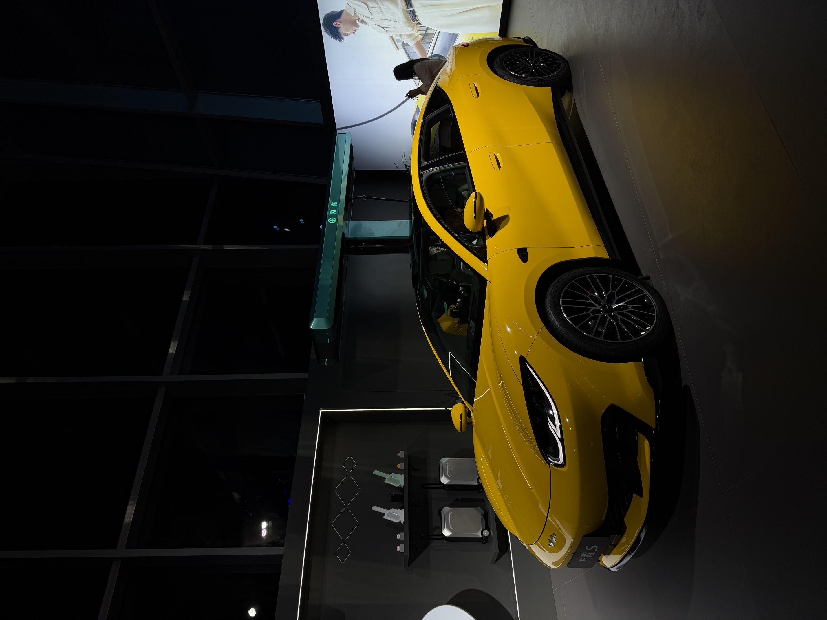 方程豹方程S &amp; S GT9月16日在上海正式上市！方程S售价18.99‑22.99万，S GT售价21.99‑23.99万。继钛7卖出25万+台之后，方程豹这次出手做纯粹运动轿车，昨晚参加发布会看到新车之后真的超级喜欢！[害羞]

方程S系列外观采用生命金属美学，6款外观色+3款内饰色，外观我最喜