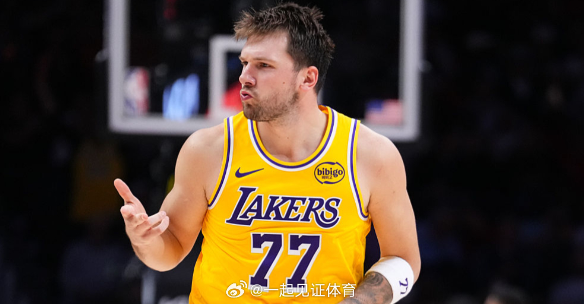 各队已经在盯着东契奇了——不是等他出事，是盯着那份合同。

ESPN记者Tim MacMahon透露，自东契奇签下那份三年、价值1.65亿美元的顶薪续约合同（含2028-29赛季球员选项）以来，多支球队就将其列为潜在追求对象。MacMahon类比了约基奇与掘金的先例："约基奇可以宣称忠诚，但仍有球队在关注。"他直言， ​