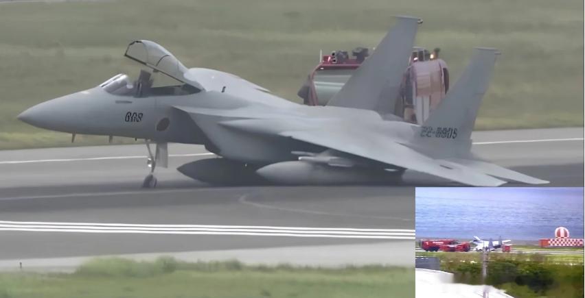 起落架故障致日F-15战机迫降那霸机场

18日下午13:00，一架日本航空自卫队F-15J战斗机紧急降落在冲绳的那霸机场，这一事件被摄像机拍了下来，相关视频片段在网上分享。这一突发事件使得机场两条跑道中的一条关闭了几个小时，数十架客运航班被延误。

一段视频显示一架战斗机着陆后，飞机向左倾斜，其机 ​