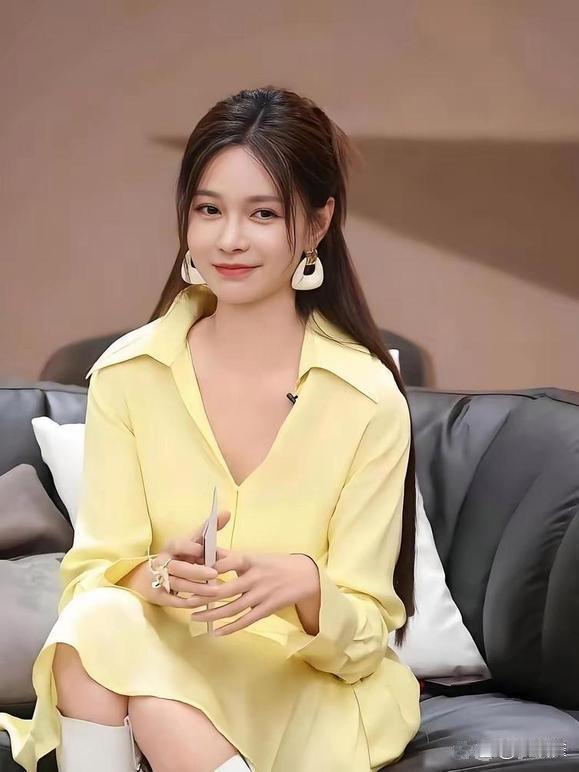 杜海涛在节目上问沈梦辰能不能给婆婆三千万，全场顿时安静。沈梦辰没有拿钱，而是用心陪伴：陪婆婆出游、记下她旗袍尺码、每天保持联系。相处八年，婆媳亲如闺蜜，聊天比母子还频繁。再多金钱也比不上真心相待。