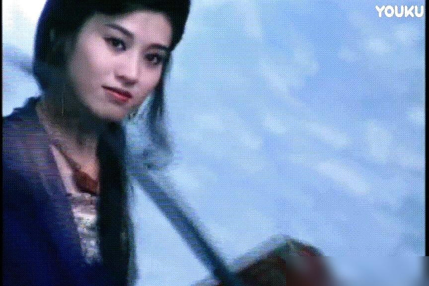 林青霞拒演金镶玉，理由就仨字：太俗了。
当时她刚演完东方不败，侠女人设立得死死的。徐克让她去演个风骚老板娘，她死活不干，非要邱莫言。徐克没辙，只能临时换人。
结果饭局上，徐克看见张曼玉喝了点酒，眼角眉梢全是野劲儿。就她了。
金镶玉一出，影史留名。张曼玉靠这个角色直接杀进金像奖影后提名，把邱莫言
