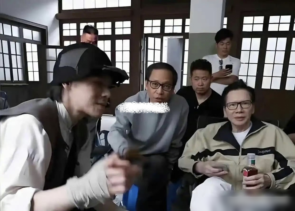 向佐拍短剧，200万成本3个月赚了7000万？向华强都亲自跑去横店探班了。
他以为儿子在小打小闹，结果到现场一看，直接被这阵仗镇住了。
这根本不是草台班子，剧本是民国武术题材，向佐演一个隐姓埋名的拳王，拉着黄包车复仇，打戏全是自己真身上，动作设计请的还是叶问团队。
上线24小时播放量就破了1亿