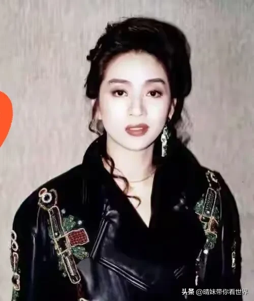 天后走了二十三年，连捧灰都守不住
 
二十三年了，连一捧骨灰都守不住。
 
梅启明是记者打电话才知道妹妹骨灰丢了，亲妈到死都不知道。
 
你敢信吗？一个为香港唱了一辈子的女儿，骨灰消失三个月，家里没人接到过一个电话。
 
家属悬赏五万，可拿走骨灰的人压根看不上这点钱。
 
看看隔壁刘家良的案子就懂了