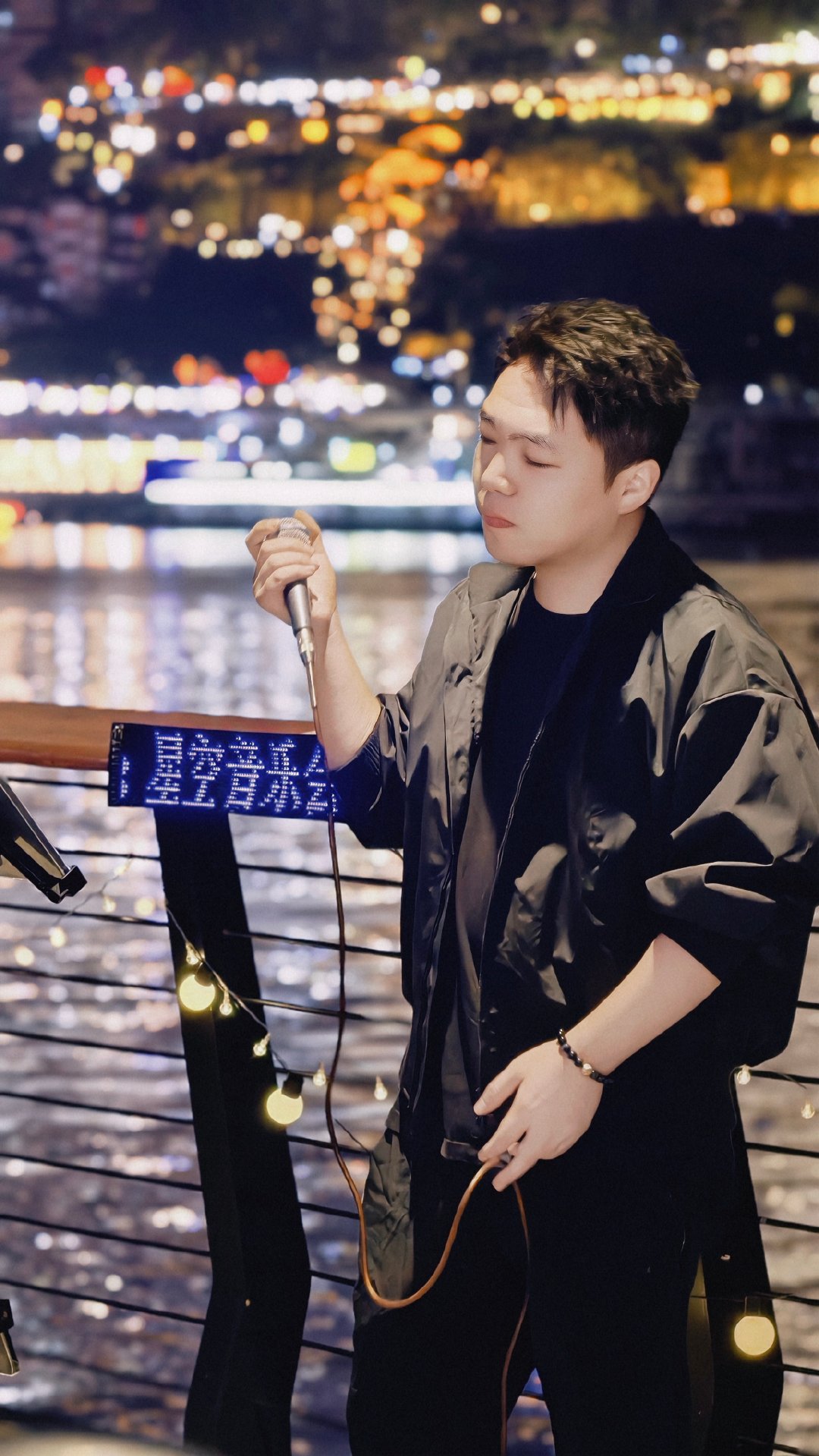 在小地瓜学了个vivo拍夜景人像的技巧。。。人像模式选蓝调滤镜，再打开闪光灯。。。就是左边和右边的区别。。。。可惜我一般只怕娃不拍人，不知道对娃是不是也有效[笑cry] ​