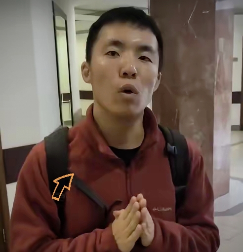 这货把自己玩废了！校方调查开始，这货学位恐怕不保，还面临被遣送回国。莫斯科大学中国联谊会公告：已启动校内调查，近期会发布处理结果！
 
莫大历史系那个姓陈的，南京人，二十四岁，大三。十月十四号前后在日本史课堂上把旭日旗披身上，桌上还摆一顶旧日军军帽。同堂课的中国同学当场站起来让他收旗，他没听，事后还