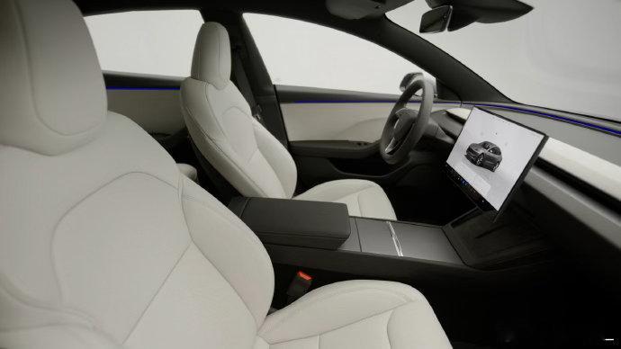 #新款特斯拉Model3值得买吗##新款特斯拉Model3升级大吗#
特斯拉的更新逻辑：外观三年不变，内饰能省则省，但能耗和操控永远在线。它不是最舒服的选择，但它是最“知道自己要什么”的车。🎯 ​
