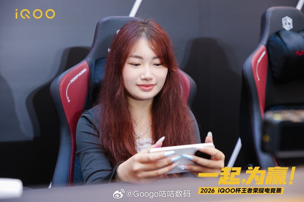 #iqoo[超话]##iQOO杯#
 南区的比赛已经结束好几天了，依旧念念不忘。
即将开始北区的比赛
已经搬好小板凳
狠狠地期待住了。 ​