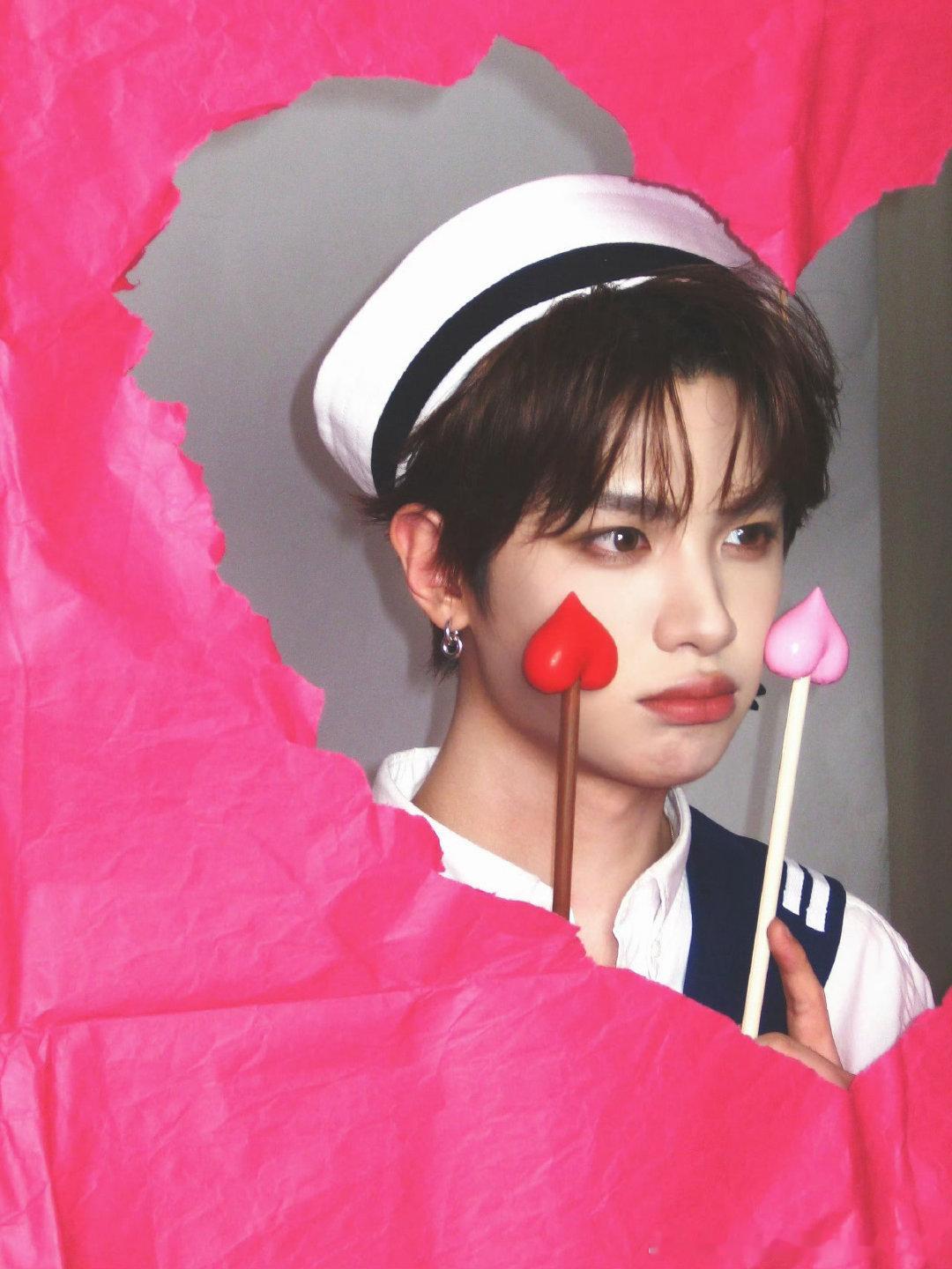 #黄明昊[超话]#hmh #黄明昊吉祥安康#hmh #黄明昊不想睡的星期五# 
丘比特的力气太小了，只贯穿了我一个人的心脏
​