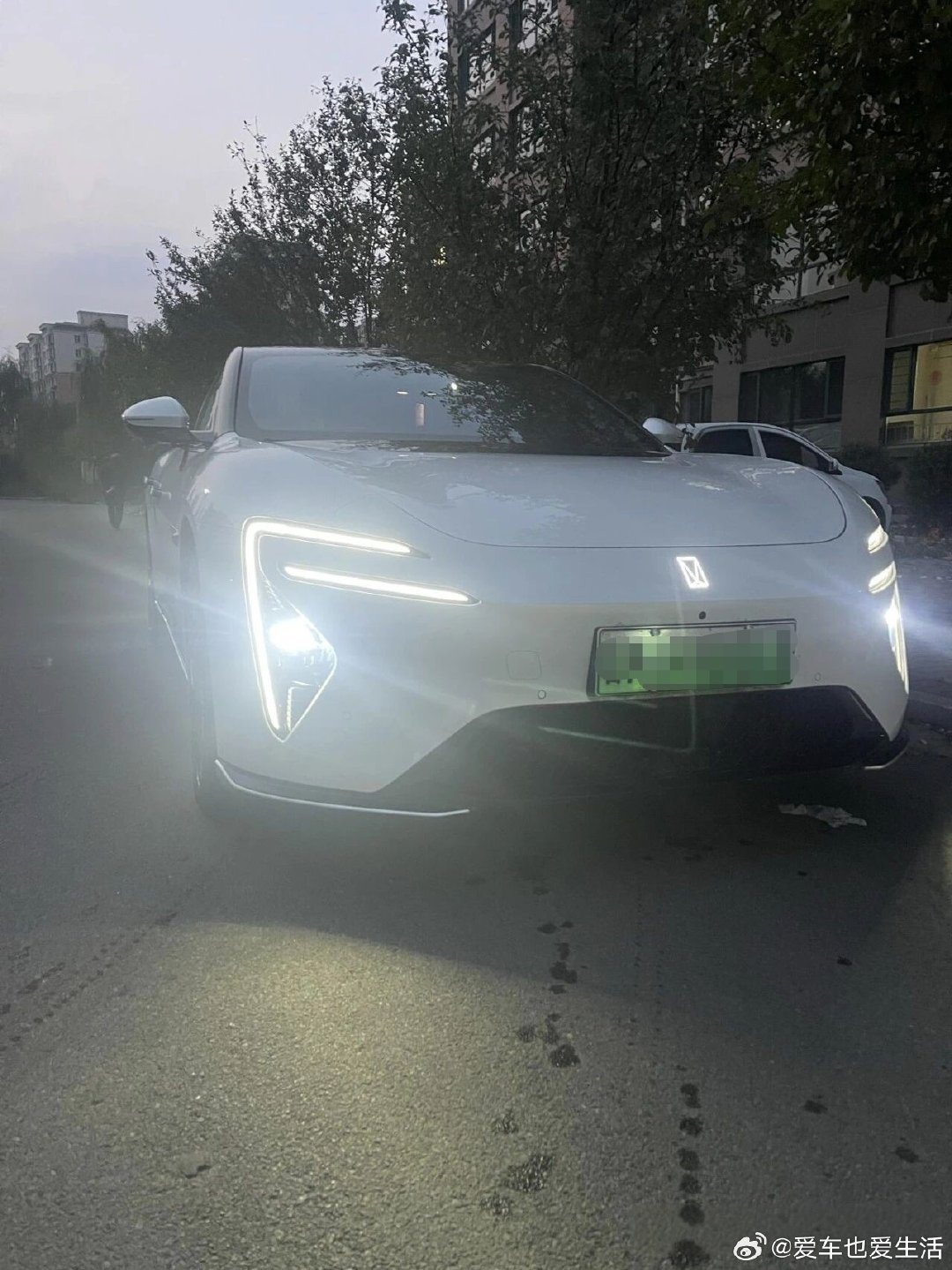 路边实拍阿维塔06🚗
白车黑顶组合，黄昏灯光下氛围感直接拉满。
标志性前脸+流畅轿跑车身，内饰简约大气。
小众颜值选手，路上回头率很高。
你们觉得阿维塔06实车好看吗？#长安汽车# ​