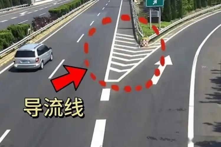 高速鱼骨线到底能不能变道？

跑高速的朋友，大概都见过路面上一排排菱形块、形似鱼骨的标线，不少人一看到它就犯难，到底能不能压线变道？很多车主凭感觉判断，一不小心就被判违反禁止标线，罚款扣分，甚至引发追尾事故，今天咱们聊聊这条高速高频标线。

鱼骨线的正式名称叫纵向减速标线，一般设置在 ​