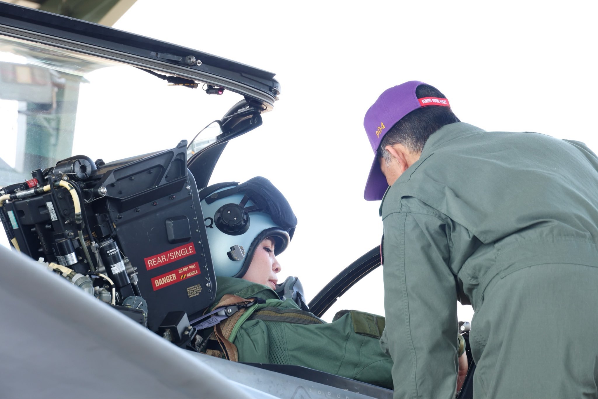 2026.10.8 更新

泰国王后素提达顺利通过了驾驶单座版JAS 39C “鹰狮”（Gripen） 战斗机的单飞训练。

国王玛哈·哇集拉隆功亲自观看飞行，并在降落后向王后献上鲜花，授予鹰狮勋章金色臂章。

#泰国王室##泰国王后素提达# ​