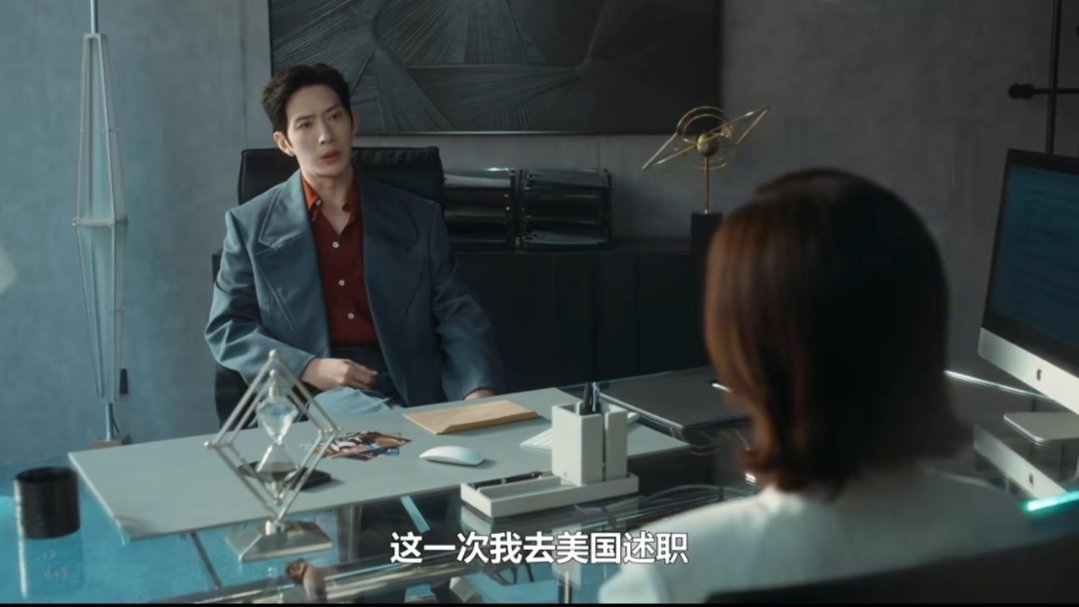 电视剧《早春晴朗》中，栾念与尚之桃的六年地下恋情被人恶意举报曝光，他选择调职美国是为了在舆论风暴中保全尚之桃的事业与名声。  一、被迫调职的直接导火索- 恋情遭恶意举报：尚之桃竞聘专家岗之际，栾念与她