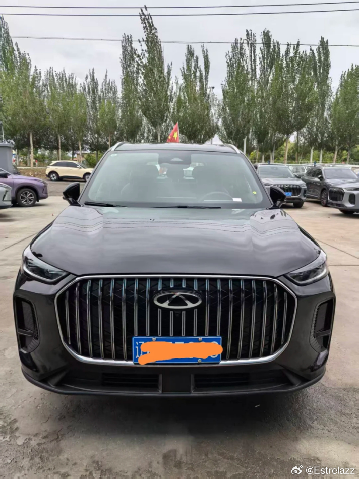 夜间回家还要停车，瑞虎9X怎么回答新手家用suv怎么选

第一次独立开SUV上班，真正让人紧张的往往不是直路，而是早高峰的地库窄弯、晚上的侧方车位和第一次上高速。新手家用suv怎么选，要先看这些高频难题能不能被降低一点。
瑞虎9X车宽1930mm，但全系有360°高清全景影像和透明底盘，倒车雷达也标配，停 ​