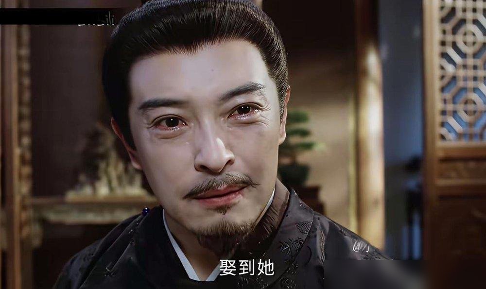 富大龙一场戏，周也直接被衬成了背景板，弹幕全在刷“封神”。
同一个镜头里，富大龙脸上肌肉都在演戏，眼神一沉，台词都不用说。周也就那么站着，表情像开了省电模式，网友骂她木头，一点不冤。
再看看两人现在的路。富大龙手里压着《独臂悍将》《大道地》，全是硬货，杀青了还没播，观众已经等得心痒。
那边周也
