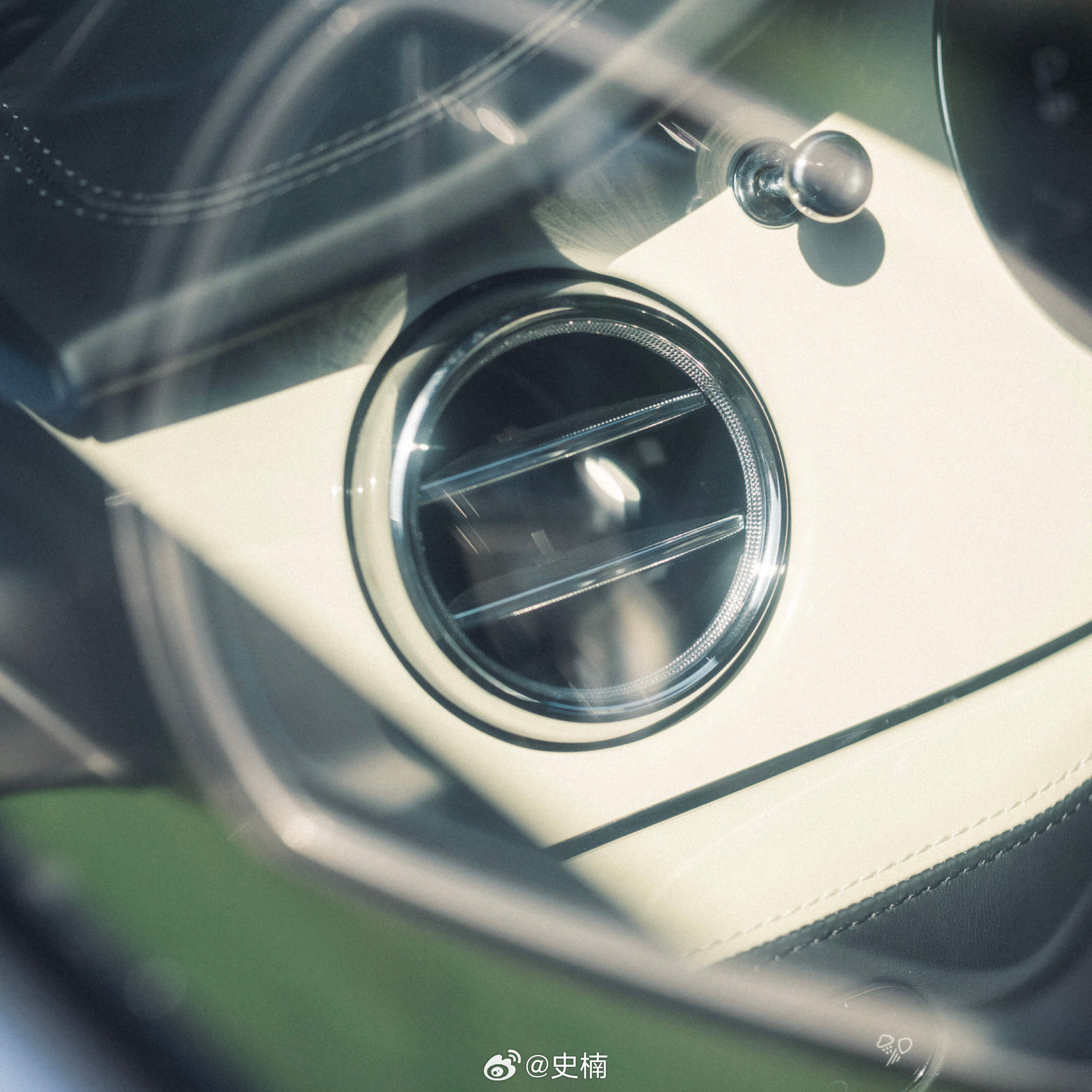 添越云境版 瞎拍一下[doge]

MULLINER 和雅度版之外，添越的全新风格系列，设计灵感源自名为 Artenara 的村落。

作为西班牙的北非飞地，这个拥有两千余年历史的人类聚居地，至今仍保留“火山岩洞居”的传统，其所在地，正是 Bentayga 火山岩峰的高地——添越之名，正源自于此。

现场仔细看了这个新版 ​