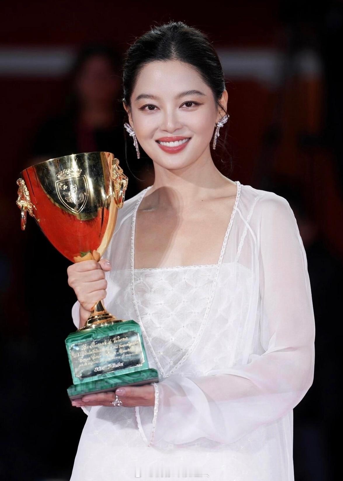 说句大实话，
辛芷蕾今年大概率拿不到金鸡奖了。
不是她演得不好，是她的片子，连报名的门都还没进。

她凭《日掛中天》拿了威尼斯影后，
含金量摆在那。
可金鸡奖有条硬规矩：
提名影片必须拿到内地公映许可。
《日掛中天》海外获奖那会儿，内地公映流程还没走完，没法申报，自然没提名资格。

但我倒觉得，这没