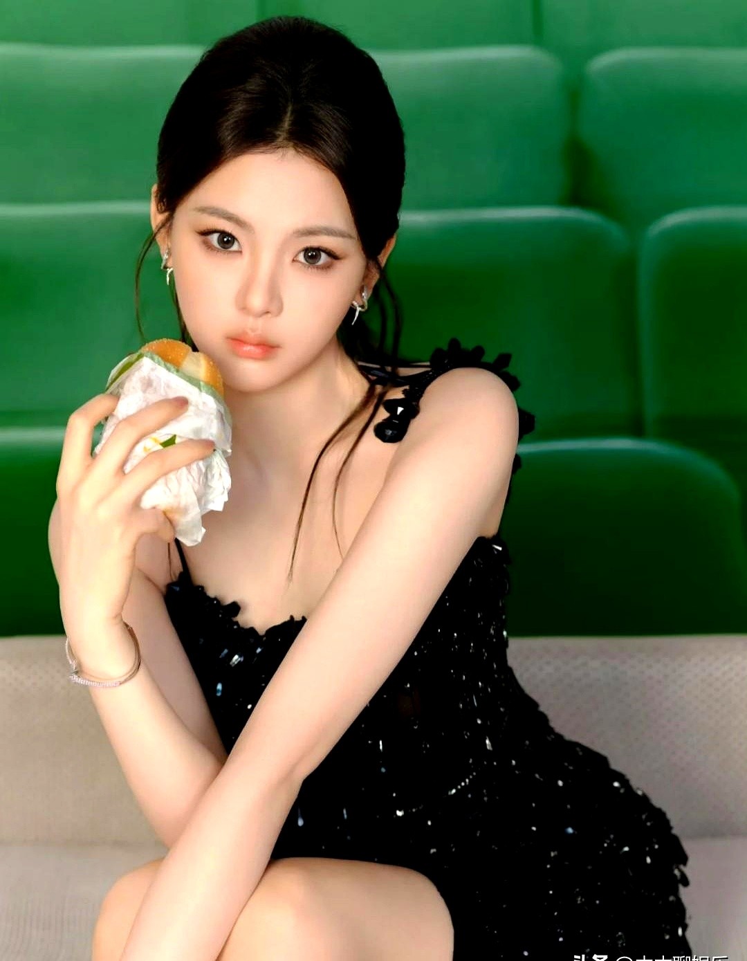 谁懂啊！ 超越妹妹又解锁了新造型，她穿着那身黑色高开叉裙子出现在镜头前...