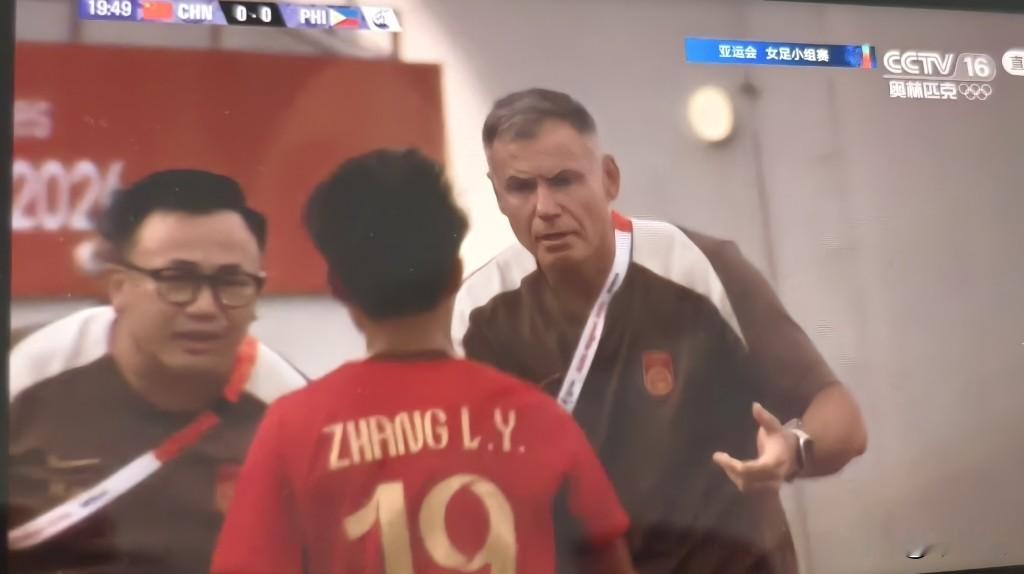 中国女足的主教练米利西奇简直是太担心了！在亚运女足小组赛中国VS菲律宾的比赛中，上半场比赛仅仅踢了十多分钟，中国女足的张琳艳就因伤无法坚持比赛，被换下场。虽然没有张琳艳，中国女足赢下菲律宾应该不成问题，但是后面的淘汰赛，如果张琳艳不能打的话，影响就太大了。难怪米利西奇会如此担心！