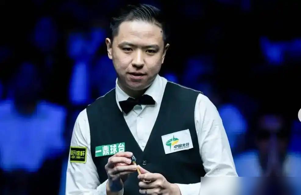 肖国栋4-2拿下江俊，单杆87、61，看着稳得一批。可第六局61-58，赢得手心冒汗，老将也是咬着牙硬扛。三天前武汉刚杀进四强，手正热，转头碰自家人吕昊天。结果呢？2-0领先，被连扳四局，2-4，没了。赛前谁都觉得这签位保送八强，现实反手一巴掌。中国德比，从来不是德比，是刀刀见血。自己人下手，往往最