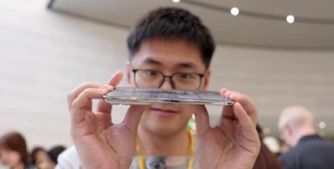 刚发布就出事了。
 
影视飓风Tim在发布会体验区反向掰动iPhone Duo，外屏当场闪屏失灵。随后杭州数码店老板爆料：这款手机一旦折损，维修费起步七八千元，相当于半台新机的价格。消息一出，苹果客服紧急回应称“官方维修价格暂未更新”。
 
但一个核心问题没解决，正常使用中如果出现屏幕故障，算谁的？
