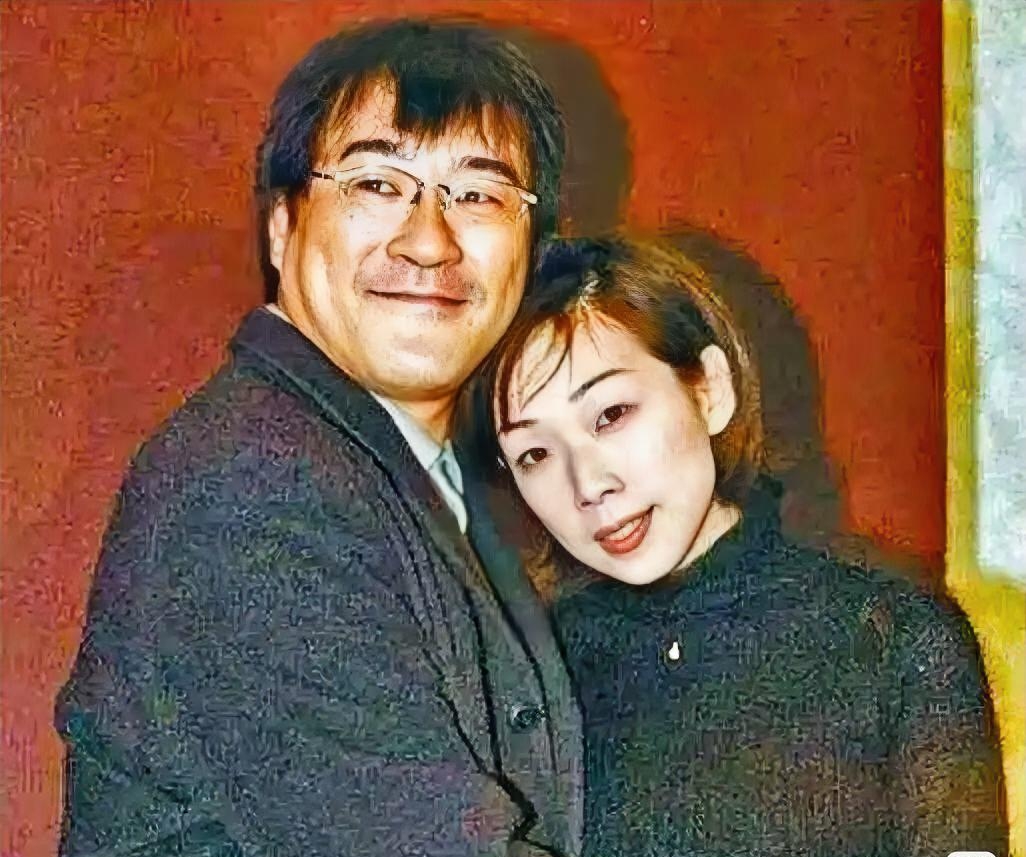 林忆莲与李宗盛,谁的歌声更迷人?各有各的风格与味道。
李宗盛的核心魅力在于他的创作和叙事感。
林忆莲的核心优势在于她顶级的唱功和音乐表现力。
他们两人的合作，是乐坛的一段传奇。李宗盛懂林忆莲声音里的故事和坚韧，林忆莲则能完美诠释李宗盛词曲中的千回百转。