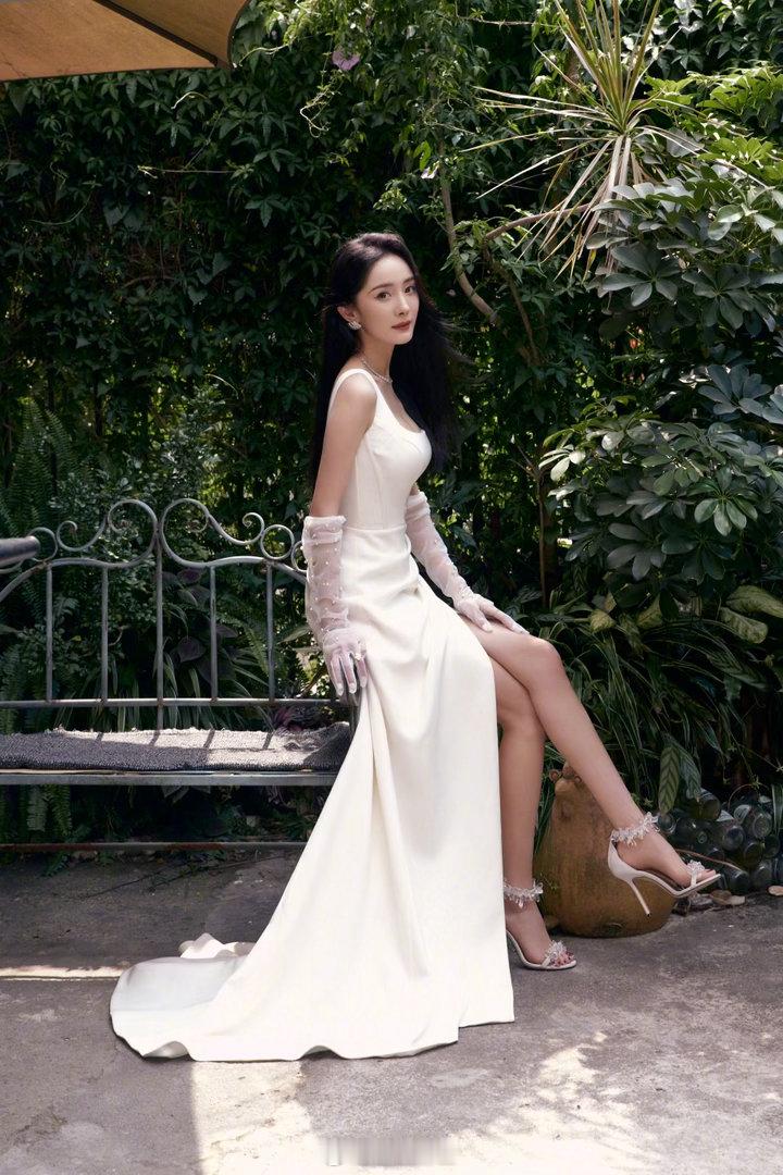 杨幂
好美的大幂幂 ​