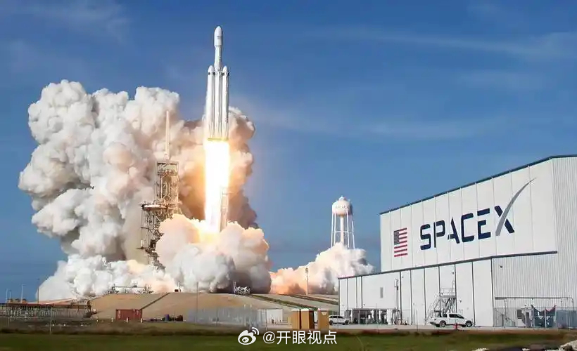 据公开报道，SpaceX今年第三季度财报数据相当亮眼，净利润达到44亿美元，这也是公司首次实现盈利。其中最值得关注的是AI业务，收入大幅增长830%，直接跃升为公司的最大收入来源。
同时，马斯克方面透露，目前已专门设立委员会，着手探索SpaceX与特斯拉合并的可能性。这意味两家独立运作的巨头企业，开 ​