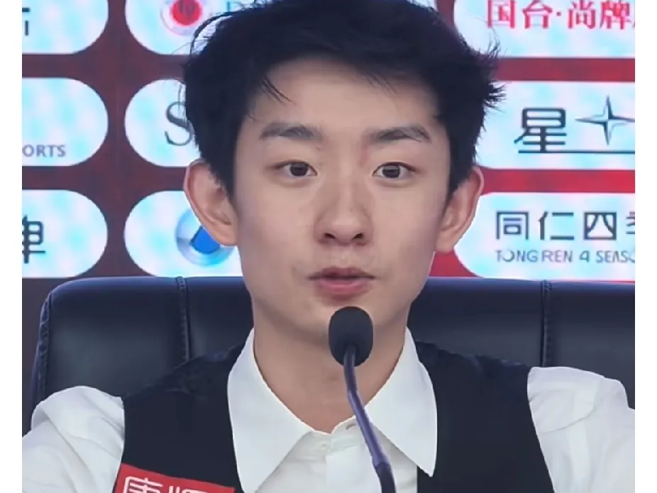 吴宜泽谈6比1特鲁姆普
2026斯诺克深圳公开赛，吴宜泽6比1战胜特鲁姆普晋级决赛！吴宜泽复盘半决赛，他表示:“这场比赛是我职业以来防守做的最好的一场，我觉得自己这块儿进步蛮大的。如果得分能更流畅一些就更好了。很庆幸自己在防守端发挥的还不错。我其实没有给自己什么压力，我觉得输给特鲁姆普，哪怕昨天输给