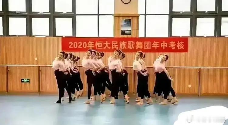 #许家印被曝奢靡日常#许家印后面被爆出的一些日常生活。
巅峰坐拥3架大型私人飞机。
地面座驾出行只坐吉利号牌加长劳斯莱斯幻影。地方如果无达标车辆，必须跨城调车。

并且地方分公司因为他的到来，需要提前两月成立专属接待组，全公司工作围绕接待运转。
抵达前完成楼层全包、环境改造、设备空运，全 ​