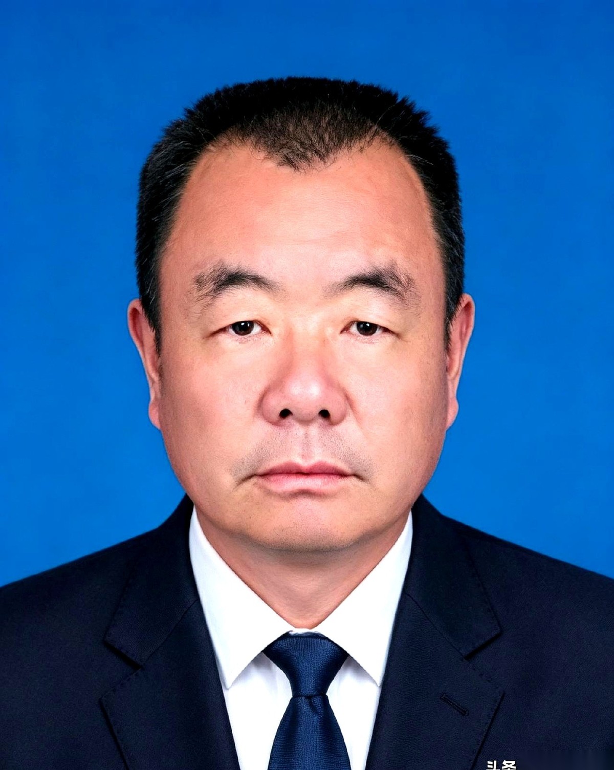 敢信吗？一个手里捏着300多台大型收割机、随手就捐出近400万的“真大佬”……
天天竟然蹬着个破自行车，斜挎个掉漆的老式军用水壶满大街转悠。
最让我起鸡皮疙瘩的是，他居然愿意给非亲非故的孤寡老人披麻戴孝、摔盆送终。
这人叫张大生，河南驻马店的一个老兵。
说实话，这年头网上的“好人好事”看多了，人有时