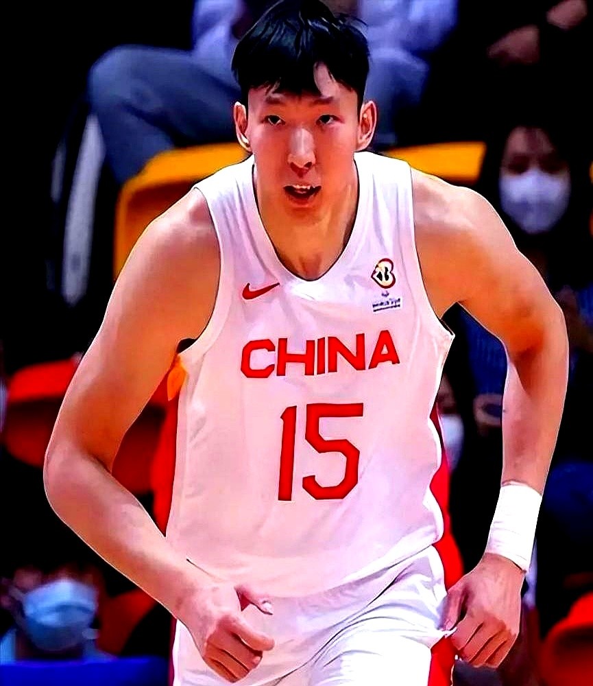 周琦和张镇麟连集训名单都没进，郭士强这次是真下狠手了。

最新男篮大名单一出来，圈里直接炸锅。绝对核心直接被挡在门外，郭士强铁了心要推行全场狂奔的快打战术，谁跟不上这套跑轰节奏，谁就坐冷板凳。

整个夏天男篮关起门死磕战术转型。赵继伟膝盖抽着积液，杨瀚森跑去海外特训。反观周琦，一天合练都没露脸。现在