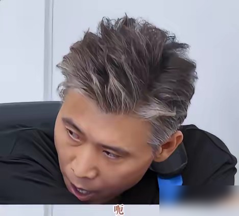 李乃文站在答辩教室外，脸拉得比论文还长，手里拎着包，像个被临时抓来顶班的怨种助理。
黄圣依在里面答辩中欧EMBA硕士，他在外面生无可恋，全程没一个笑脸。这画面谁看了不说一句：姐是真敢用人。
回头看，她真没吹牛，我从来没有说放弃过自己，不是综艺台词，是实打实去读了，还出了儿童经济学漫画，签售会胡军