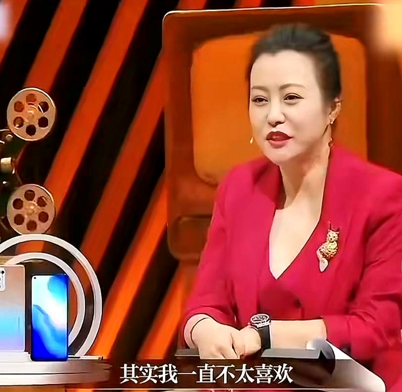 郝蕾当年在节目里，一针见血地撕开了包贝尔的假面具，指出他的笑不真诚，可包文婧却陷在卑微的爱里选择性失明
 

恋爱脑最可怕的地方，就是外人一眼看穿的破绽，她非要当成深情来捧着
 

陪着包贝尔从无到有，结婚生子，包文婧把所有的第六感都自动屏蔽了，活得像个装睡的人
 

郝蕾作为旁观者，一句话就点破了