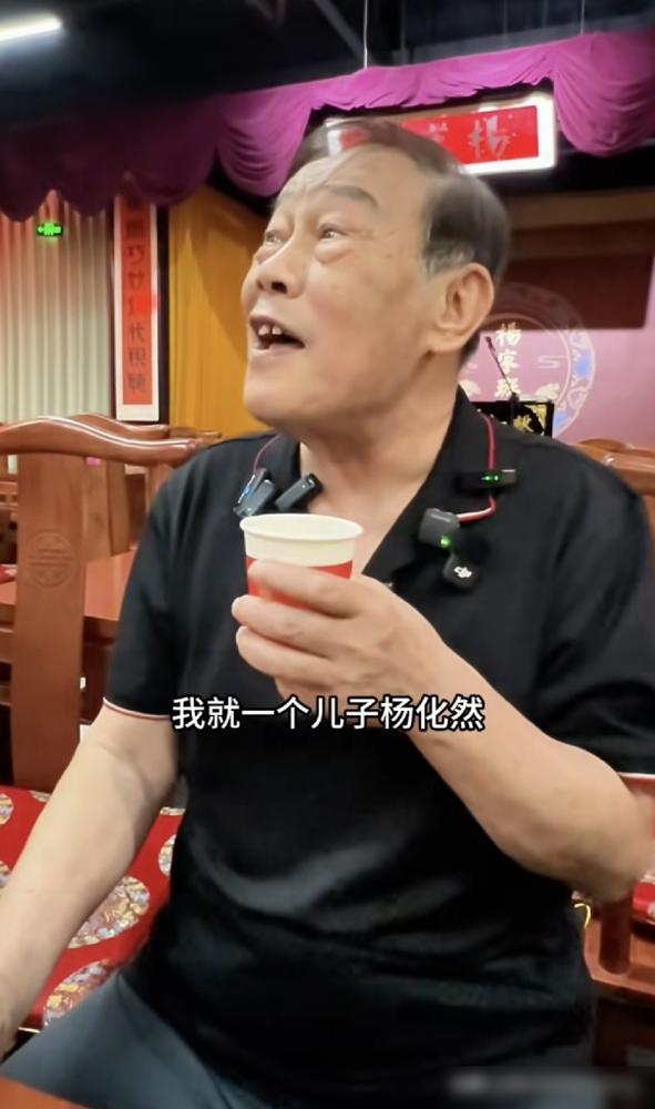 杨威直播被问帽子哪去了，他说天热，舍不得戴。那帽子是儿子杨焕然送的，国际大牌，死贵。网友再一看，这人怎么圆了一圈。曾经的奥运冠军，现在坐那儿唠嗑，跟小区门口下棋的大爷没两样。有人操心他身体，45岁，发福，忙直播忙公益忙研讨，一天没闲着。他自己倒不在乎，该吃吃该喝喝，帽子摘了就摘了。中年男人最大的体面