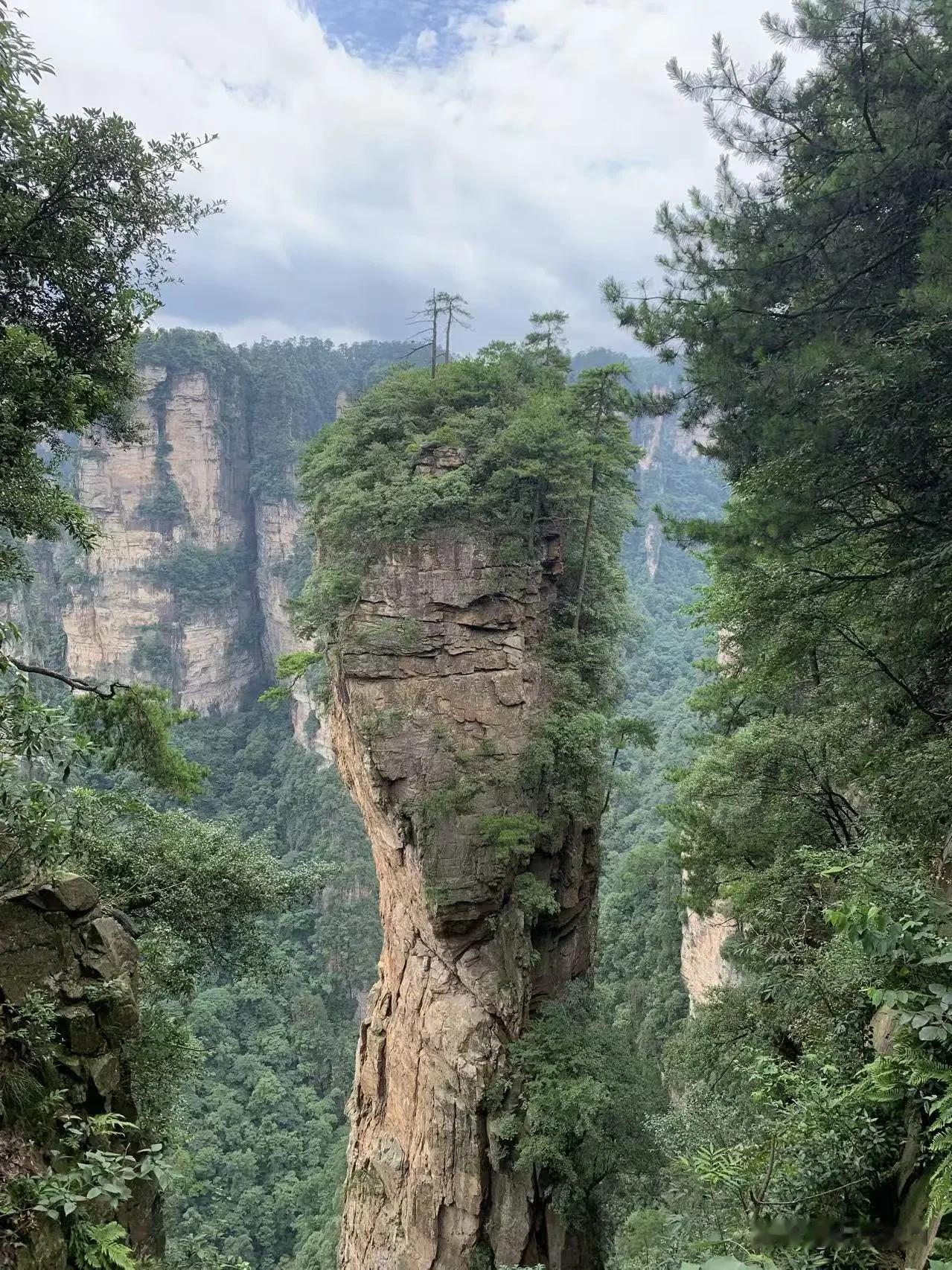 帮我点评
热门景点之所以出圈，自有它独有的历史底蕴与风光特色。完善的交通、食宿配套，出行更省心。
热闹的人潮，也是人间烟火。只要错开高峰，静下心来感受，一样能遇见打动自己的风景。