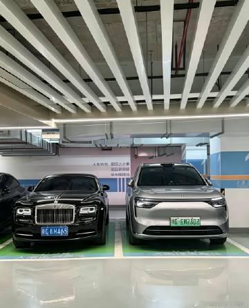 问界M8与劳斯莱斯同框出镜，客观来讲，问界M8气场完全不输，甚至更有现...