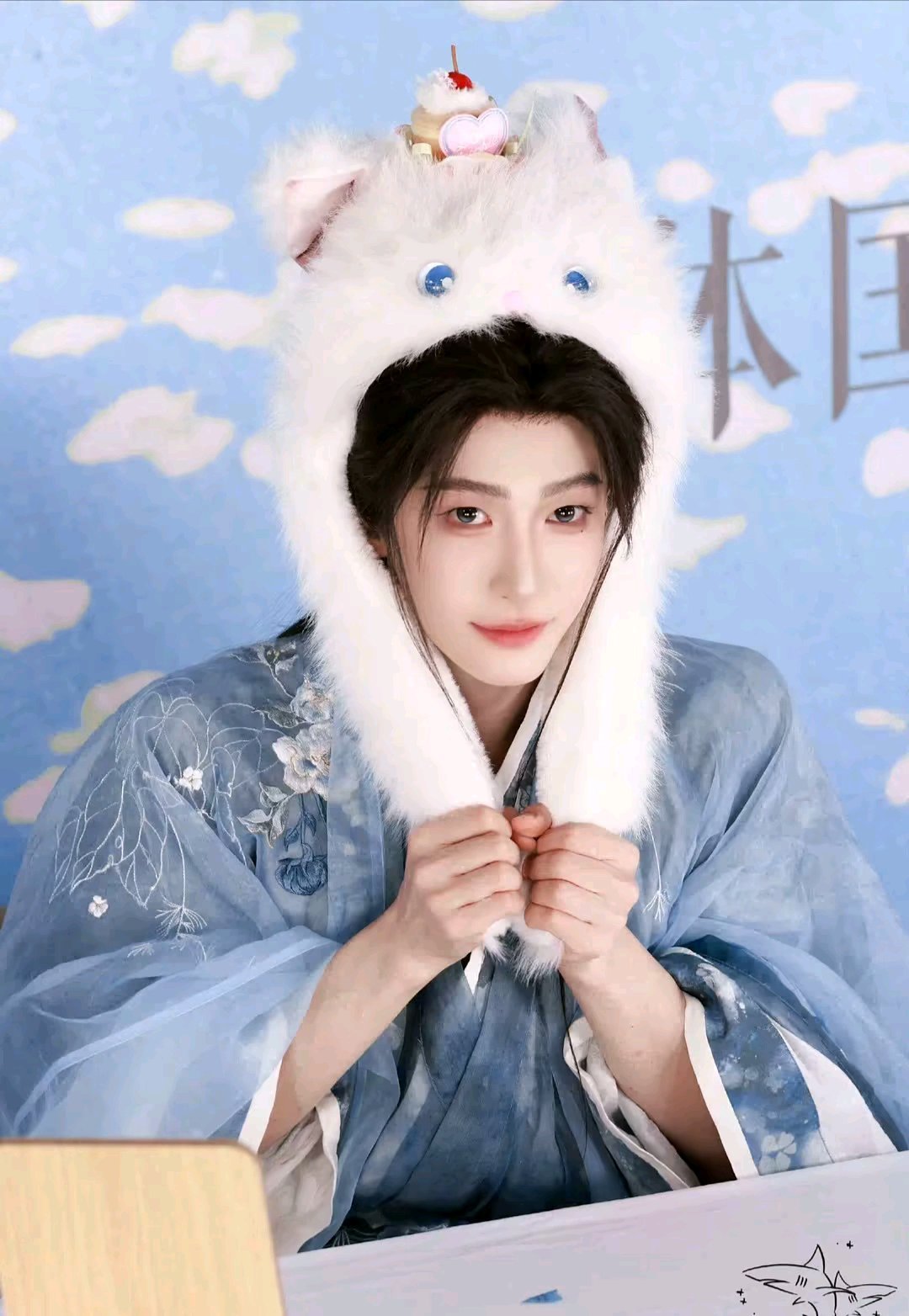 #刘宇[超话]##刘宇大使的宝藏家宴# ly#刘宇国风美少年#
 
勺舀五洲风味，箸夹四海温情。与风华少年刘宇共赴#大使的宝藏家宴#，以珍馐为媒连世界，以歌舞传意鉴文明，解锁跨时空的文化共鸣。​
