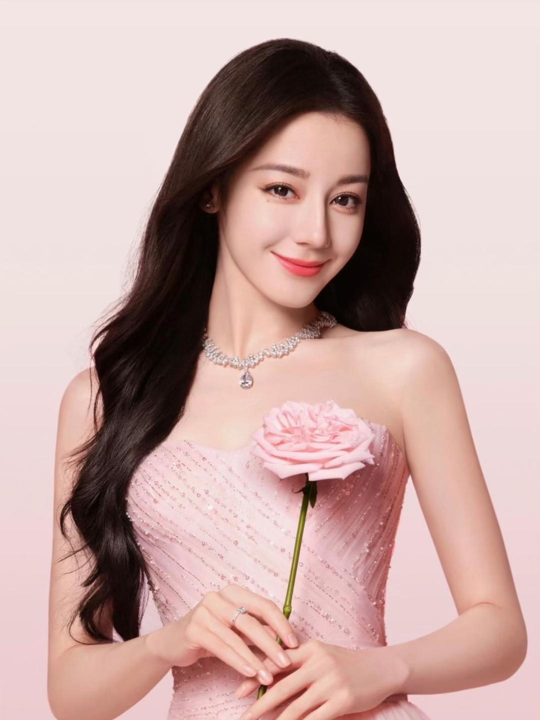 1. 迪丽热巴一直记得杨幂早年的提携，杨幂也从不拿这份情谊去束缚对方。两人相处得不错，至今私下仍有联系。
2. 周冬雨如今为了维护路人观感，社交上变得更主动圆融，也更会照顾他人的情绪。相比过去，说话确实少了些犀利和锋芒。
3. 谭松韵很看重这部新剧，特意请孙俪帮忙宣传，确实算欠下一份不小的 ​