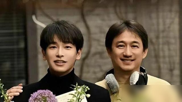 很多人都以为彭昱畅当年打碎一筐鸭蛋被当众训得抬不起头，私下早该跟黄磊渐行渐远，结果所有人都料错了。

如今的彭昱畅早就不是当年那个唯唯诺诺的毛头小子了。他瘦成了型男，挑大梁演进了正午阳光孔笙导演的新片，资源和咖位都在往上走。但只要黄磊一个电话，哪怕只是个没几场戏的客串，他撂下行程就直奔片场。

名利