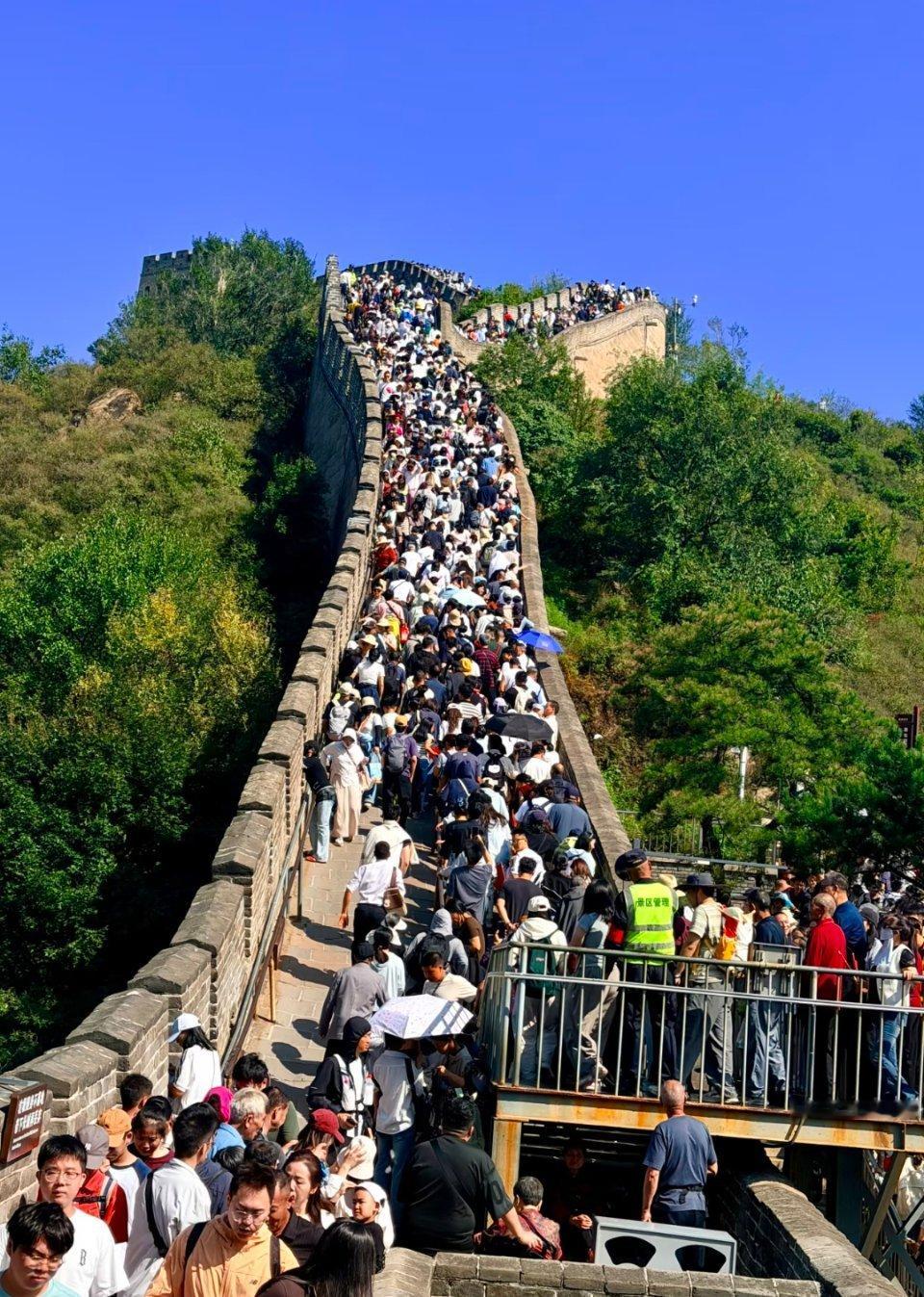 #十一游客流行跳城游#是的现在旅游不再只去一个城市，而是一趟行程里串起 2—3 个城市，像“陆地跳岛”一样，一城一站地玩。
它和以前那种赶场式“特种兵旅游”不太一样，更讲究快慢结合：先赶路打卡，再找一座城躺平体验，最后轻松返程。#双十一##十一出片打卡# ​
