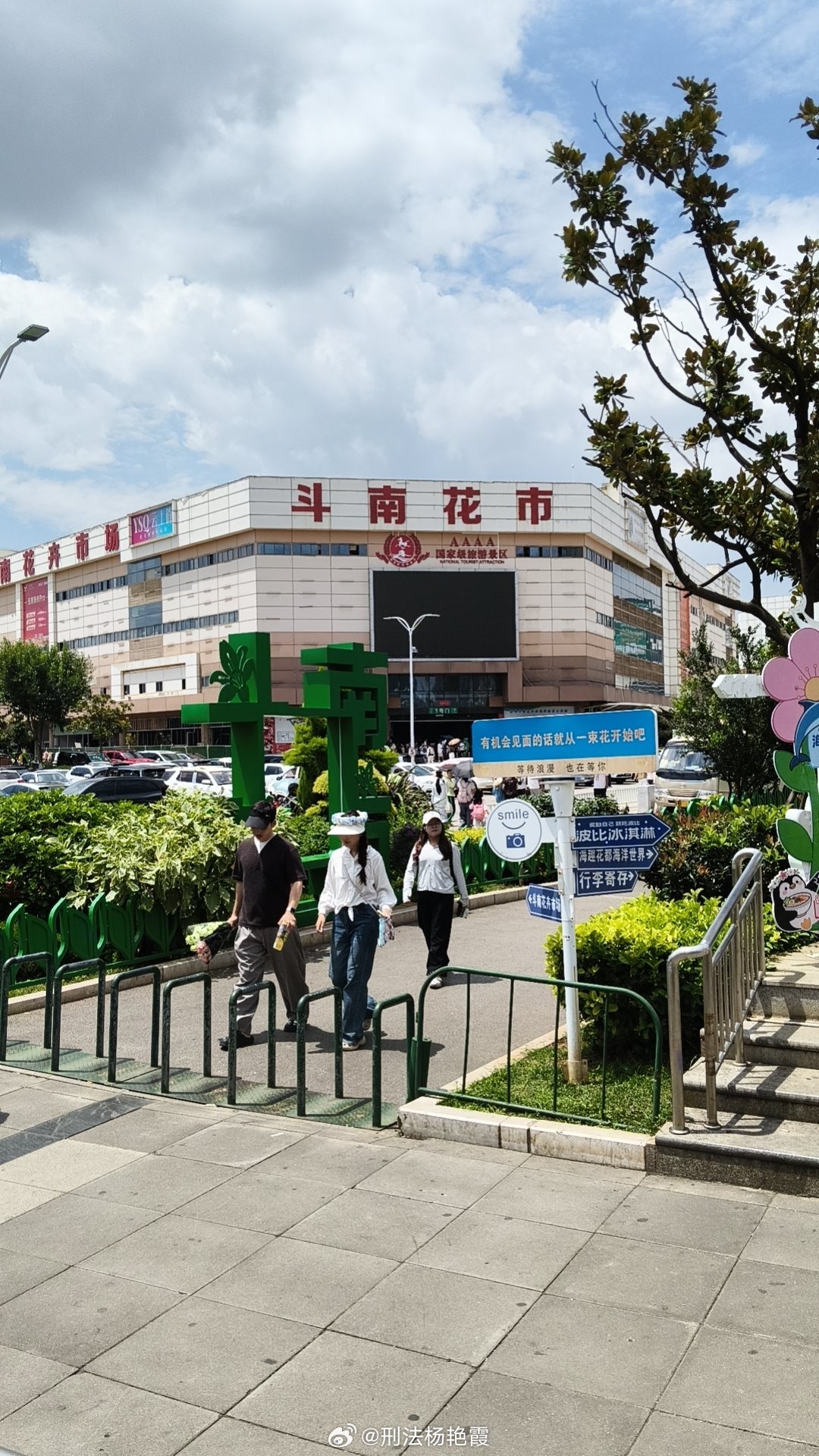 有人问我 为啥富人叫传承，中产叫托举，穷人就叫啃老呢？ ​