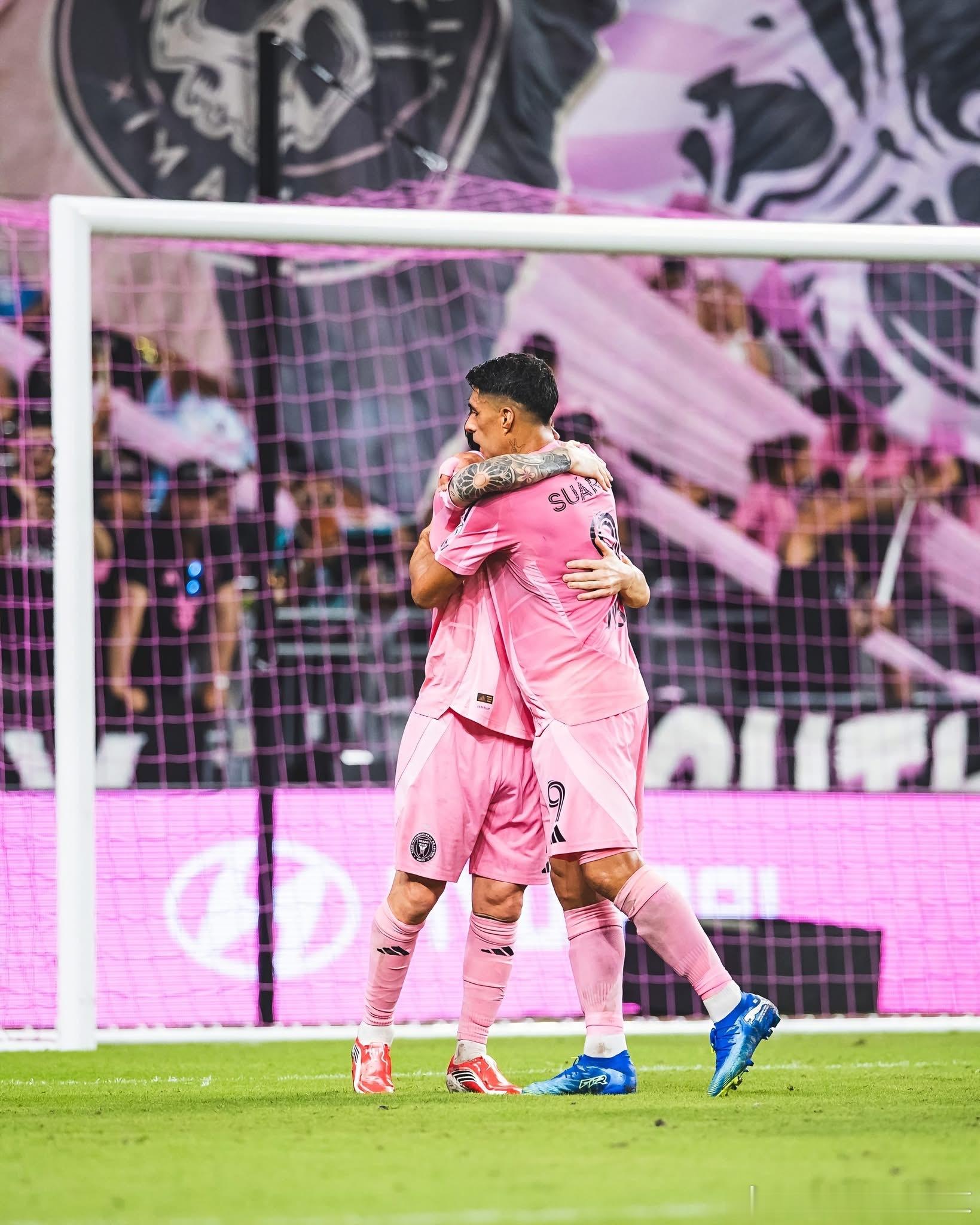 邁阿密國際在今天的比賽中以 4：0 大勝華盛頓聯隊（DC United），讓總教練基利·岡薩雷茲（Cristian "Kily" González）徹底樂壞了！

這場大勝不僅是「基利」上任以來的首場聯賽勝利，成功終結了球隊近期在美職聯（MLS）的五連不勝低潮，同時也順利讓球隊在積分榜攀升至東區第二名。

在邁阿密國際對陣 ​