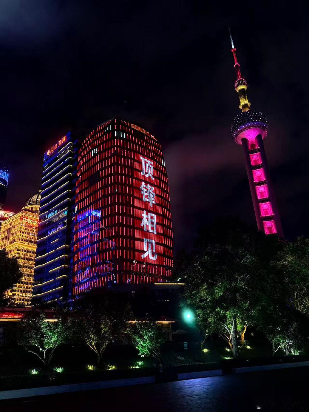 看到“顶峰相见”这四个字首先想的是这个顶锋的锋字是不是写错了？再结合银河战舰，这场顶峰相见，难道说的就是银河战舰700与XTF？

此前一直传闻战舰700的代言人是他，这么看这下算是实锤了[喵喵] ​